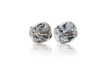 Makro mineral taşı beyaz arka planda topaz kesiyor.