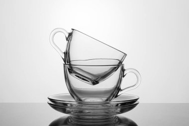 Beyaz arkaplanda güzel fincanlar.