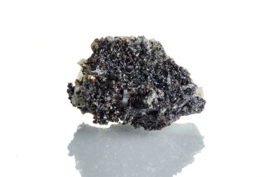 Beyaz arka plan üzerinde makro mineral taşı Quartz Galena Pyrite