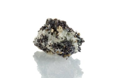 Beyaz arka plan üzerinde makro mineral taşı Quartz Galena Pyrite