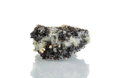 Beyaz arka plan üzerinde makro mineral taşı Quartz Galena Pyrite