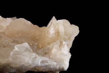 Siyah arka planda Galena 'daki makro taş mineral kuvars