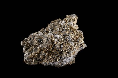Siyah arka plan üzerinde makro taş mineral kuvars Pyrite