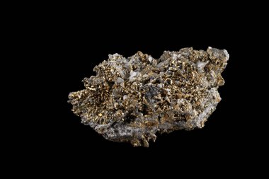 Siyah arka plan üzerinde makro taş mineral kuvars Pyrite