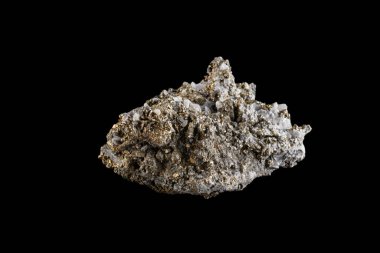 Siyah arka plan üzerinde makro taş mineral kuvars Pyrite