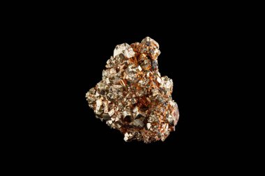 Siyah arkaplandaki makro taş mineral Pyrite