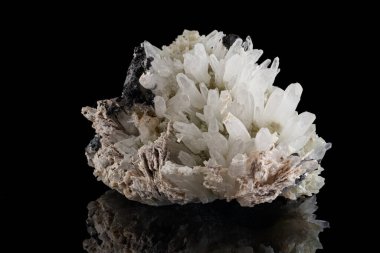 Siyah arka plan üzerinde makro taş mineral Quartz Sphalerite
