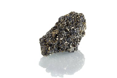 Beyaz arka plan üzerinde makro taş mineral Galena Pyrite
