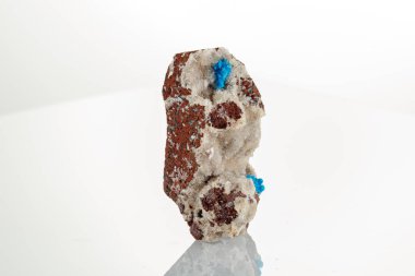 Beyaz arka planda, makro taş mineral pentagonit.