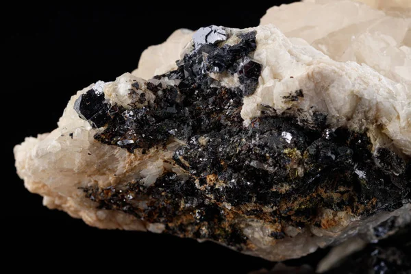 黒を背景にしたGalenaのマクロストーン鉱物石英 — ストック写真