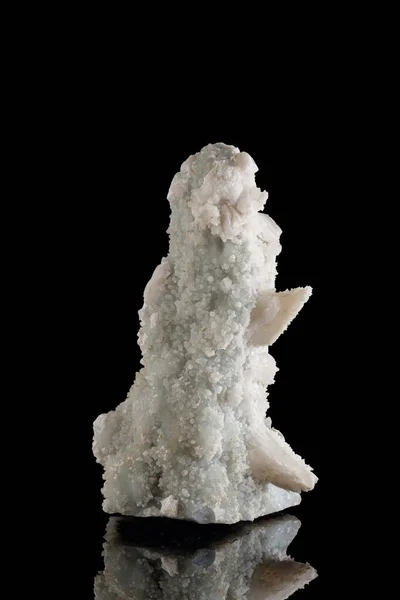 Makrosteinmineral Quarz Calcit Auf Schwarzem Hintergrund Nahaufnahme — Stockfoto