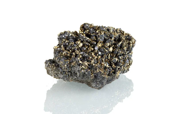 白を背景にしたマクロストーン鉱物石英パイライトクローズアップ — ストック写真