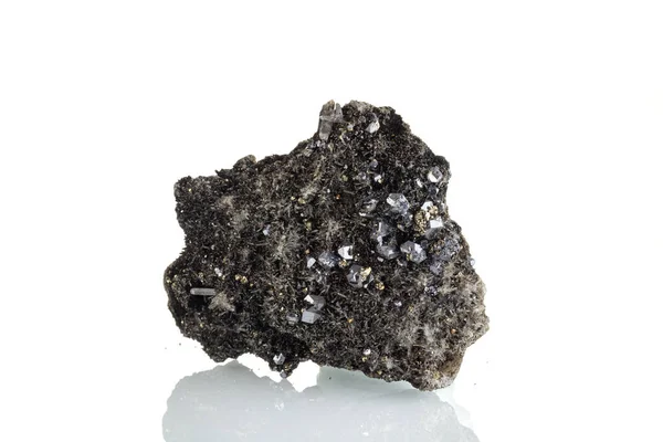 マクロストーン鉱物石英長石母岩白い背景に方解石方解石 — ストック写真