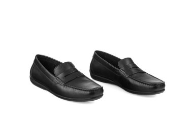 İzole edilmiş beyaz arka planda bir çift siyah mokasen.