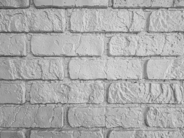 Sert bir yüzeye sahip gri tuğla duvar dokusu iç dekorasyonu güçlendirir. Kalın rengi çarpıcı ve şık bir atmosfer yaratır..