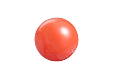 Beyaz yalıtılmış arka planda parlak bir kaplama ile zengin kırmızı ve pembe renkler gösteren parlak bir kiraz kuvars küresi. Dekor, meditasyon veya kristal koleksiyonu için ideal.