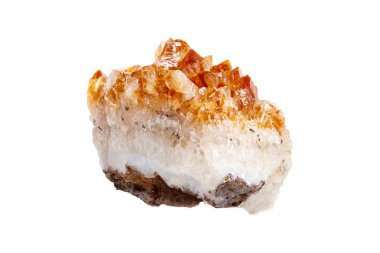 Beyaz izole edilmiş arka planda parlak sarı-turuncu renkler sergilenen parlak bir narenciye kristali. Mücevher, dekor veya metafizik koleksiyonlar için ideal.