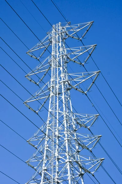 Una Torre Una Línea Transmisión Que Brilla Cielo Azul — Foto de Stock