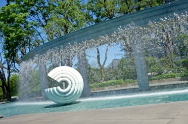 Çeşme parkının yuvarlak nesnesi