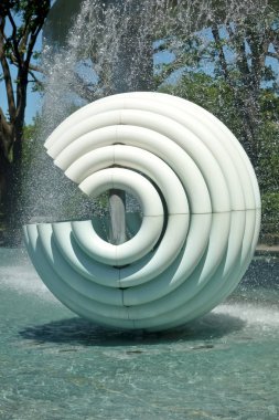 Çeşme parkının yuvarlak nesnesi