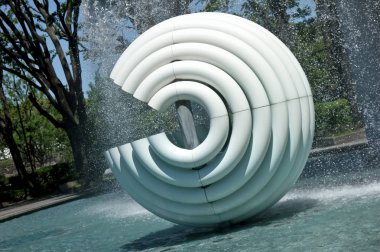 Çeşme parkının yuvarlak nesnesi