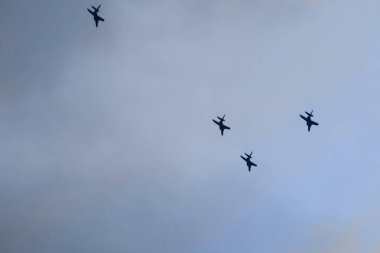 Jet avcı uçağı formasyon eğitimiuzak bir görünüm                               