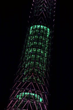 Yeni Sembol Kulesi Tokyo Gökyüzü Ağacı gece gökyüzünde parlar                               