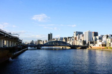 Tokyo Sumida Nehri sahilinin panoramik manzarası                               
