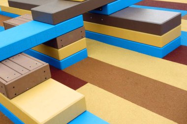 Çocuk parkında renkli büyük bloklar                               