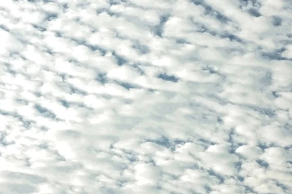 Mare Attraente Nuvole Che Estende Sul Cielo Blu — Foto Stock
