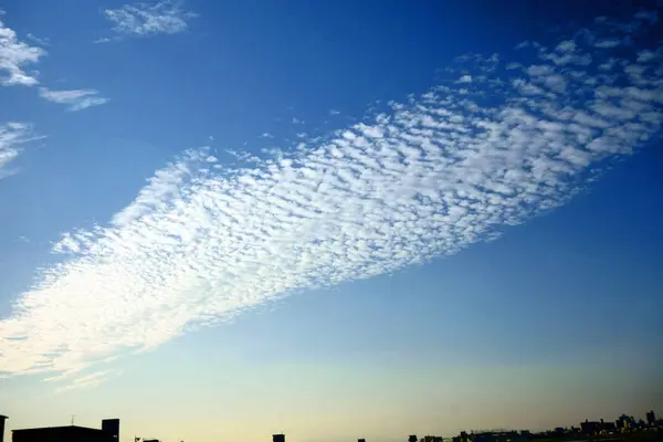 Une Mer Attrayante Nuages Qui Répand Sur Ciel Bleu — Photo