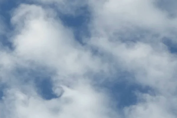 Mare Attraente Nuvole Che Estende Sul Cielo Blu — Foto Stock