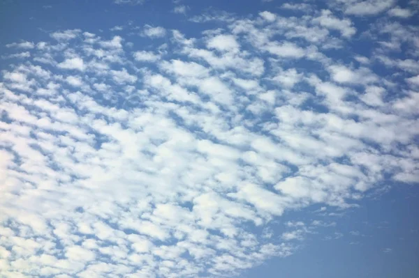 Une Mer Attrayante Nuages Qui Répand Sur Ciel Bleu — Photo