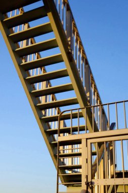 Tama Nehri'nin çamur dolgusu üzerinde çalışmak için merdivenler                               