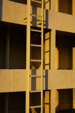 Çamur dikeni onarmak için kullanılan iş merdivenleri                               