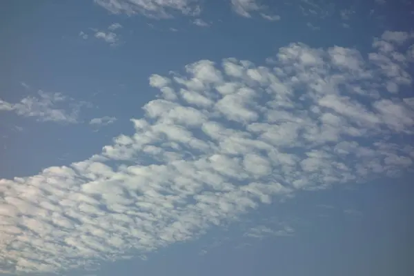 Mare Nuvole Che Schiariscono Nel Bel Cielo Autunnale Nel Pomeriggio — Foto Stock