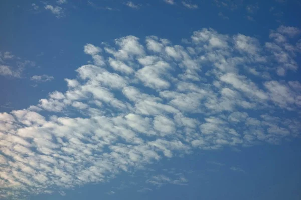 Mare Nuvole Che Schiariscono Nel Bel Cielo Autunnale Nel Pomeriggio — Foto Stock