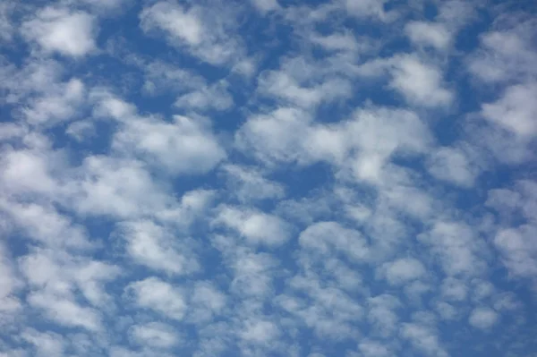 午後の晴れた秋の空に晴れる雲の海 — ストック写真