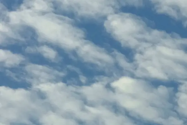 Mare Nuvole Che Schiariscono Nel Bel Cielo Autunnale Nel Pomeriggio — Foto Stock
