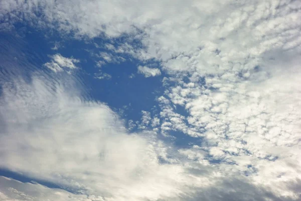 Mer Nuages Brillants Dans Ciel Bleu Clair Ciel Automne — Photo