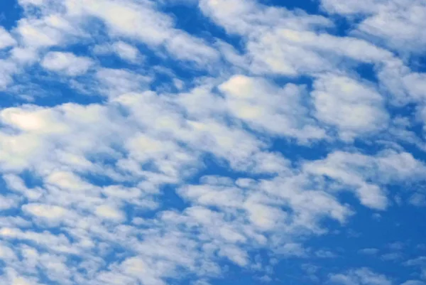 Mare Nuvole Che Brillano Nel Cielo Azzurro Del Cielo Autunnale — Foto Stock