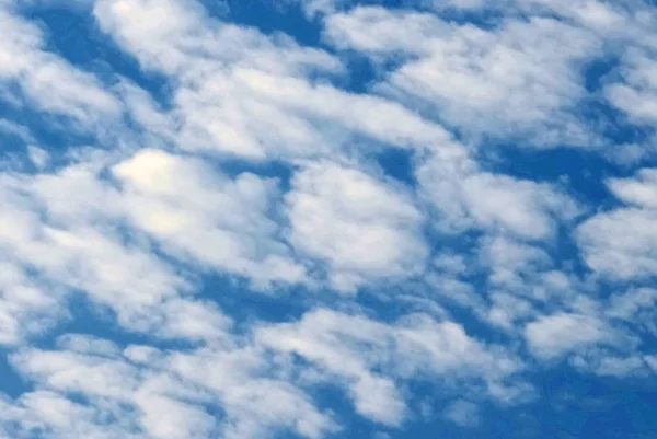 Mare Nuvole Che Brillano Nel Cielo Azzurro Del Cielo Autunnale — Foto Stock