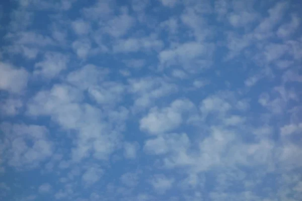 Mer Nuages Brillants Dans Ciel Bleu Clair Ciel Automne — Photo