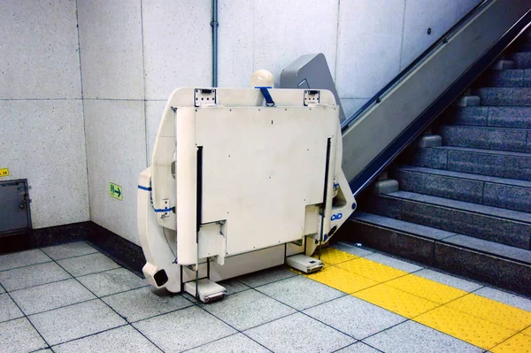 站台楼梯上的残疾人设备 — 图库照片