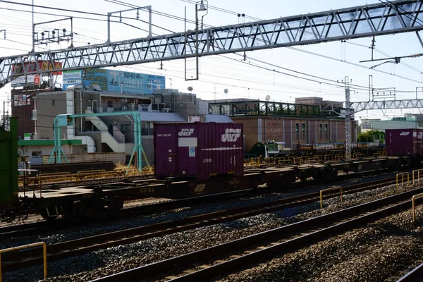 Jernbaner Med Urbane Bylandskaber Baggrunden - Stock-foto