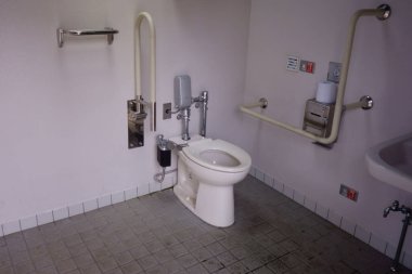 Parktaki herkes, sözde umumi tuvaletler.