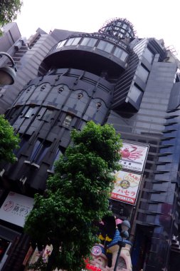 Yaz ortası, Tokyo, Shibuya 'da egzotik bir bina.