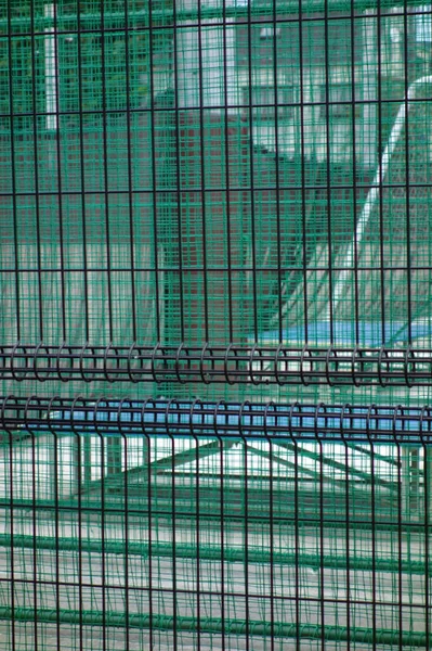 棒球网棒球场周围由蓝色 马赛克图案的金属配件构成的网 — 图库照片