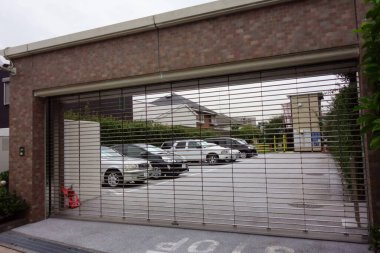 Lüks bir yerleşim alanının kapısına otomatik olarak açılan ve kapanan garaj.