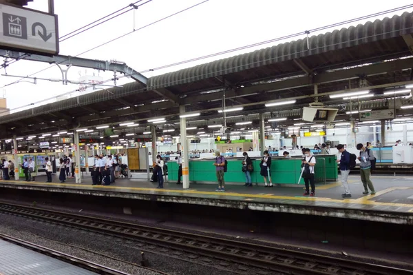 日本鉄道のエスカレーターとして2倍の駅ホーム — ストック写真